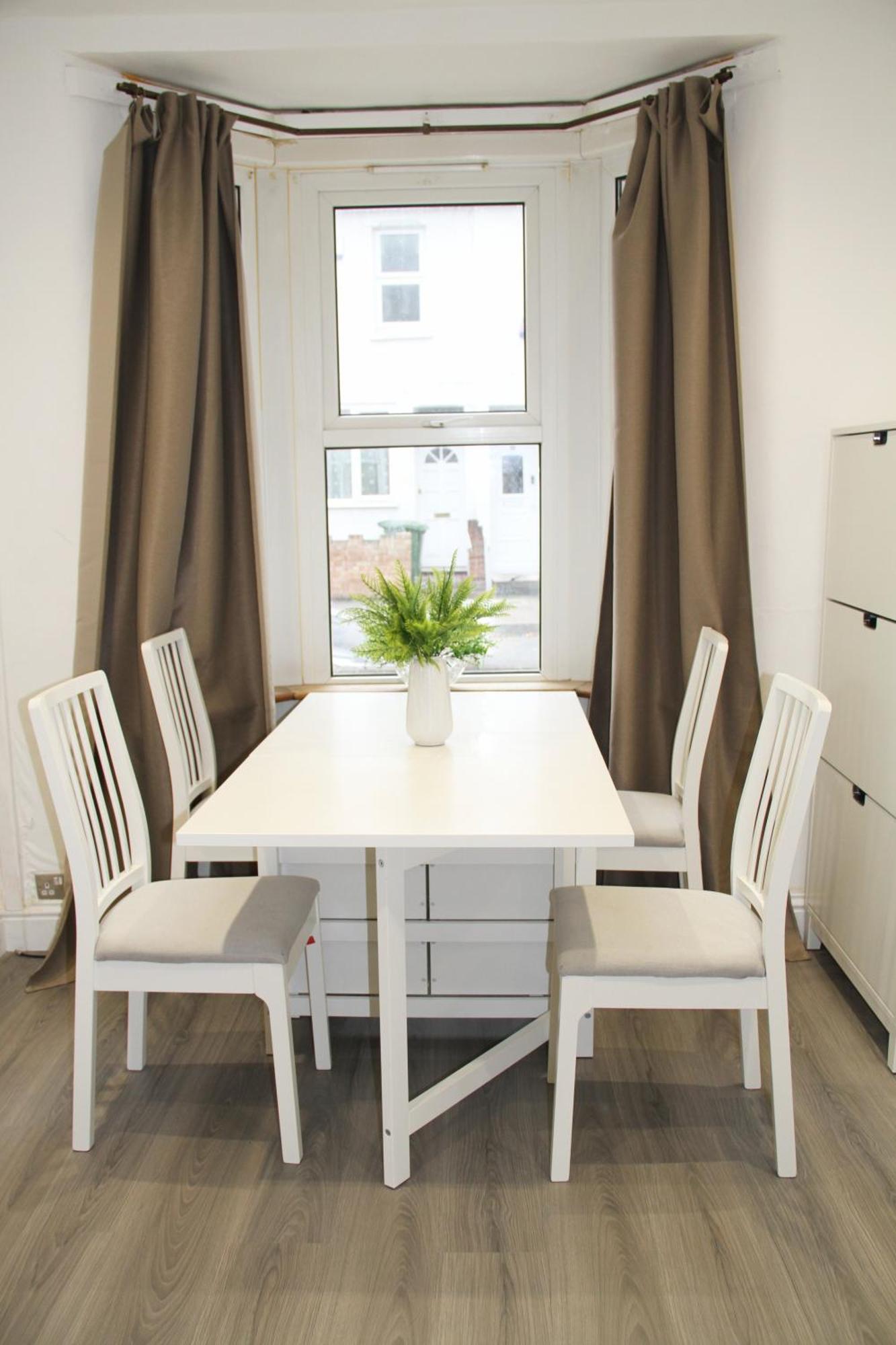 Casa de Férias No 10 Spacious 2-bedroom House In Stratford With Parking For Up To Six Londres