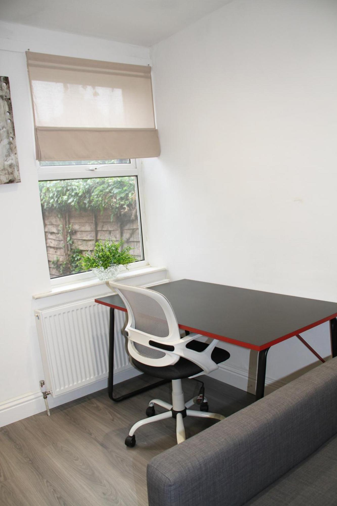 Casa de Férias No 10 Spacious 2-bedroom House In Stratford With Parking For Up To Six Londres