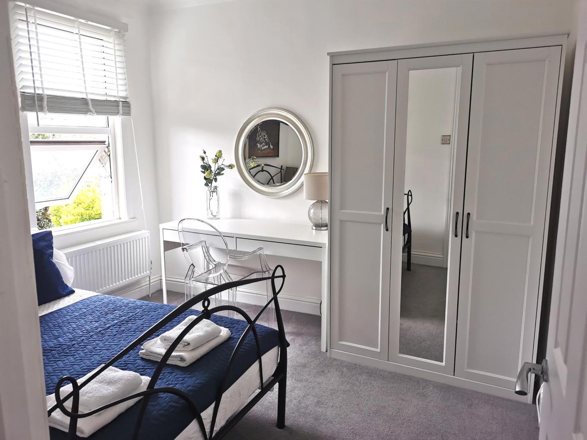 No 10 Spacious 2-bedroom House In Stratford With Parking For Up To Six Casa de Férias *